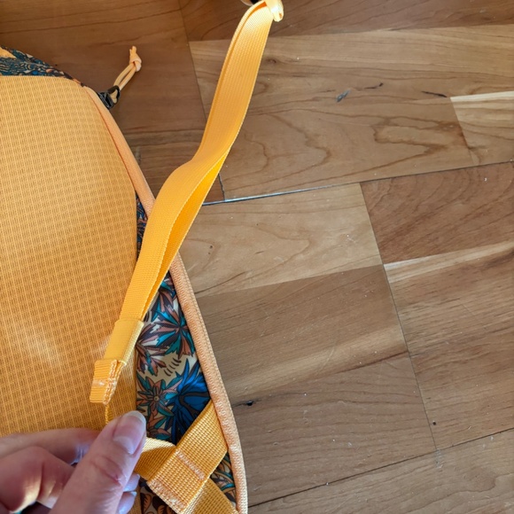 Patagonia Atom Sling Bag 8L in Saffron Yellow - Picture 10 of 11